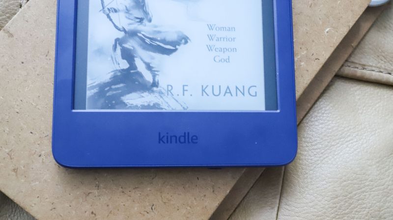 Amazon Kindle против Kindle Paperwhite: какую электронную книгу Amazon купить?
